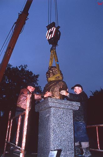 Lidzbark Warm 2001r. Montaż Pomnika Ignacego Krasickiego